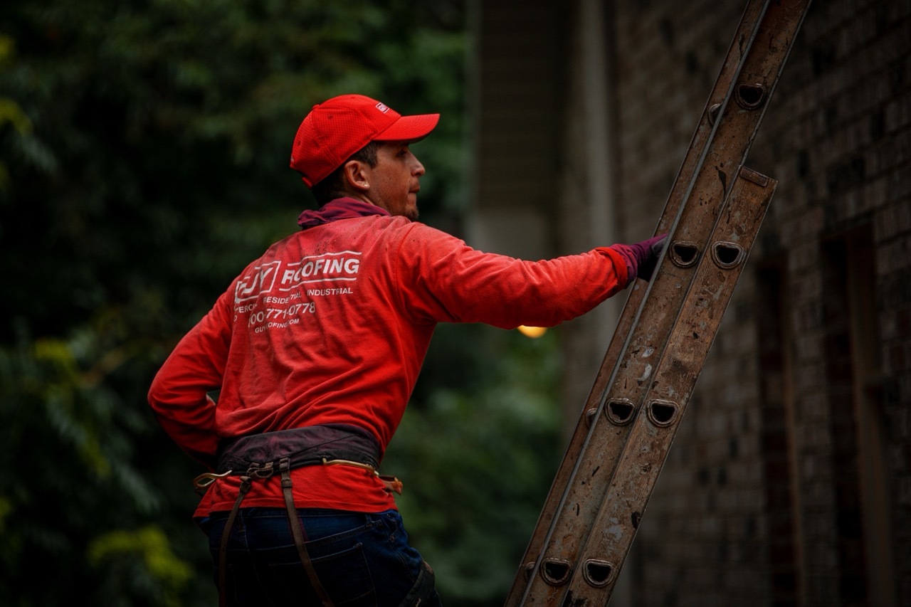 Guy Roofing Professional